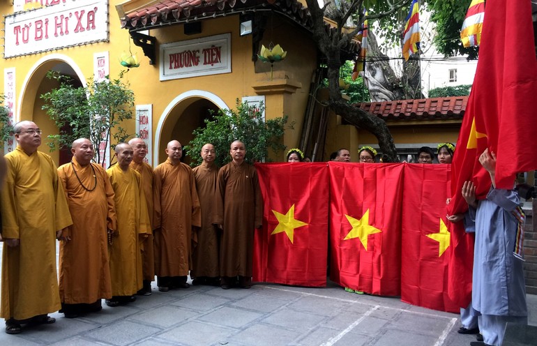 Giáo hội kêu gọi Tăng Ni, Phật tử treo cờ Tổ quốc và cử chuông trống kỷ niệm 50 năm ngày thống nhất đất nước